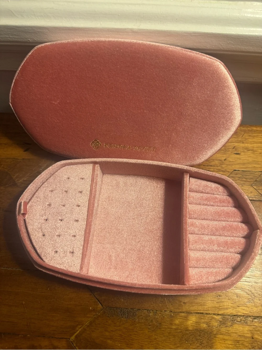 Kendra Scott pink velvet jewelry box like new